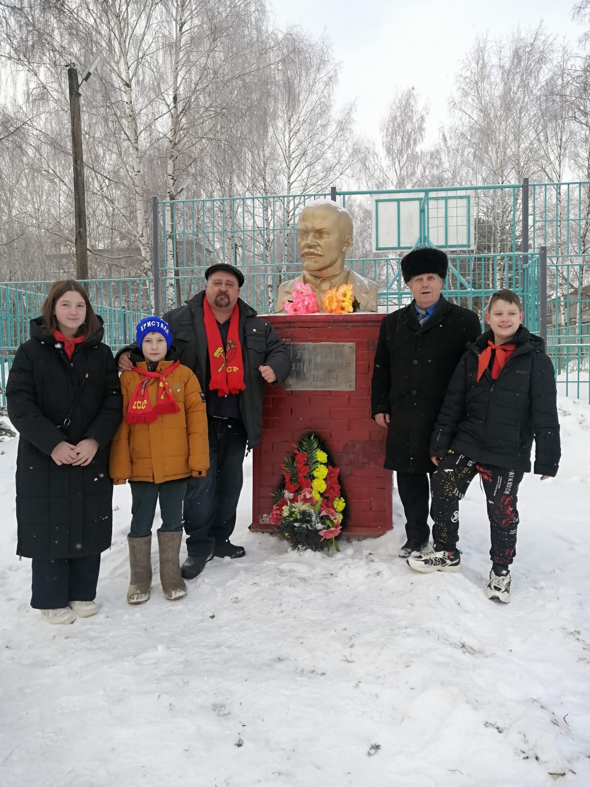 Ленин - жил! Ленин - жив! Ленин - будет жить!
