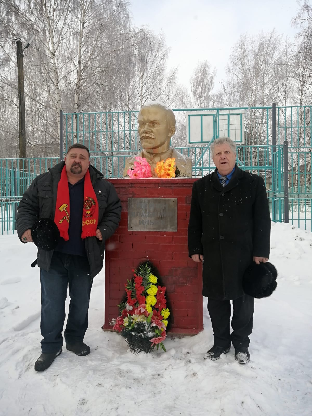 Ленин - жил! Ленин - жив! Ленин - будет жить!