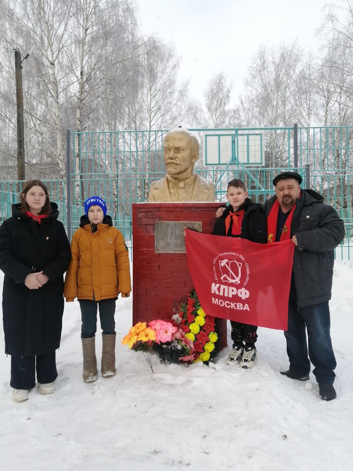 Ленин - жил! Ленин - жив! Ленин - будет жить!