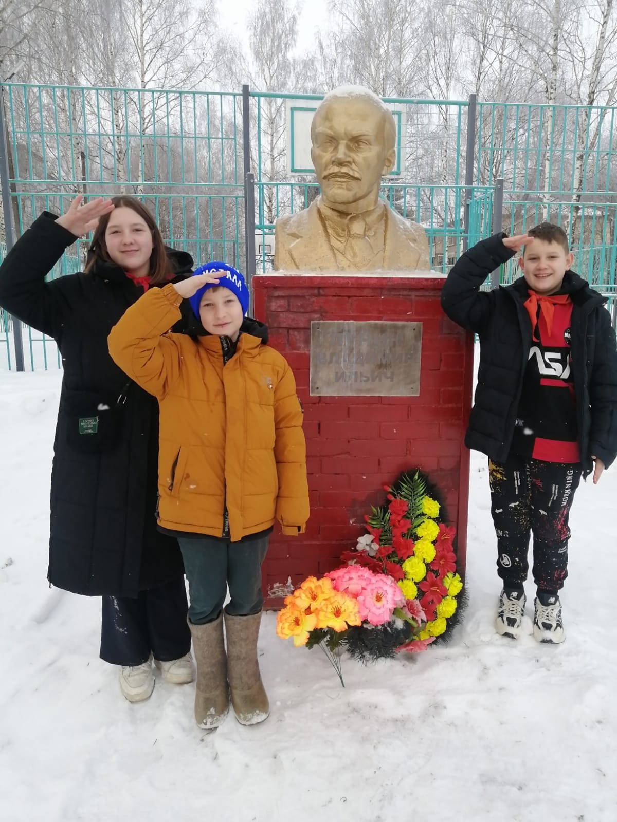 Ленин - жил! Ленин - жив! Ленин - будет жить!