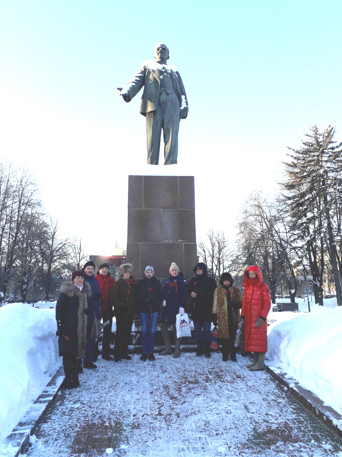 Мытищинские коммунисты возложили цветы в день 100-летия памяти смерти В.И. Ленина к его памятнику в городе