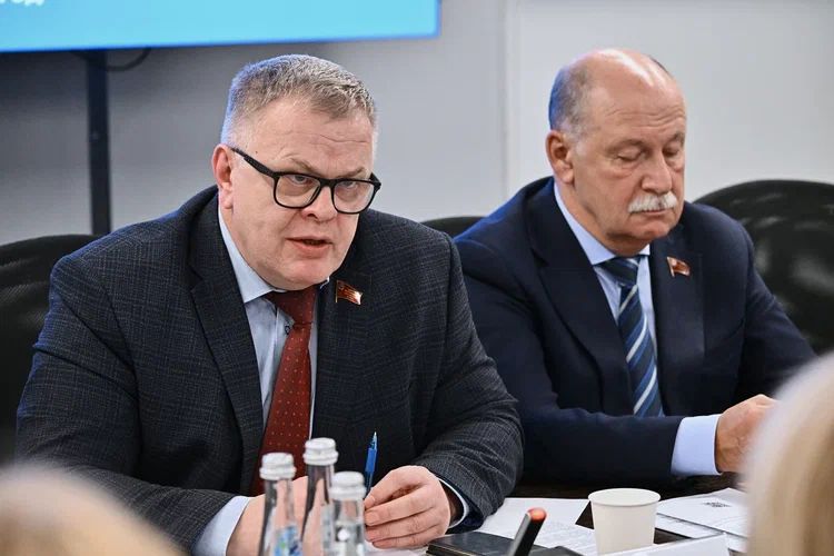 Руководитель фракции КПРФ в Мособлдуме Александр Наумов и депутат-коммунист Олег Емельянов приняли участие в круглом столе, посвященном поддержке участников СВО
