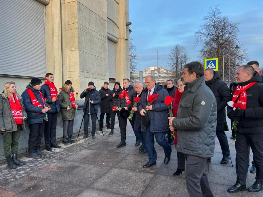 Делегация ЦК КПРФ возложила цветы к доске памяти Ж. И. Алферова в Санкт-Петербурге