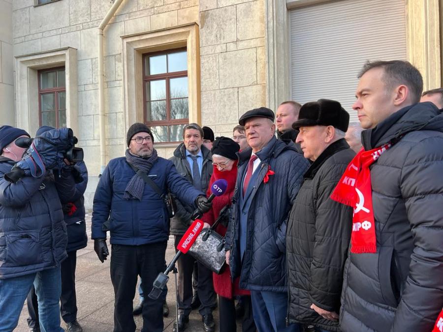 Делегация ЦК КПРФ возложила цветы к доске памяти Ж. И. Алферова в Санкт-Петербурге