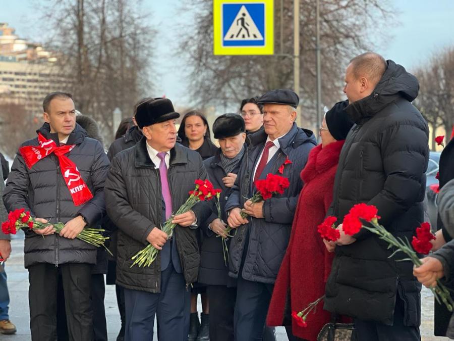 Делегация ЦК КПРФ возложила цветы к доске памяти Ж. И. Алферова в Санкт-Петербурге
