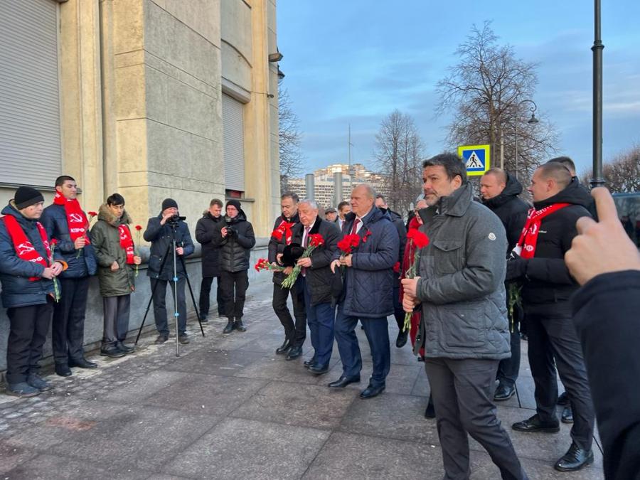 Делегация ЦК КПРФ возложила цветы к доске памяти Ж. И. Алферова в Санкт-Петербурге