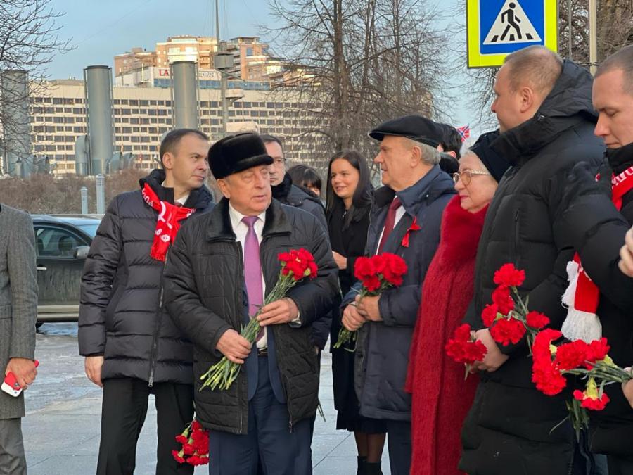 Делегация ЦК КПРФ возложила цветы к доске памяти Ж. И. Алферова в Санкт-Петербурге