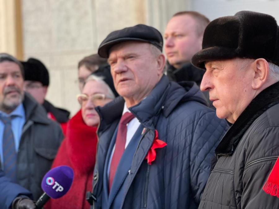 Делегация ЦК КПРФ возложила цветы к доске памяти Ж. И. Алферова в Санкт-Петербурге