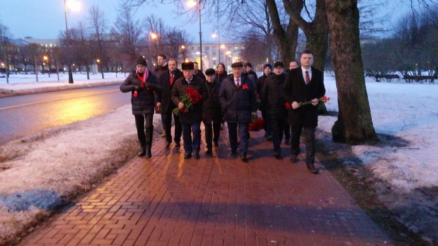 Делегация ЦК КПРФ возложила цветы к памятнику В.И. Ленину у здания Смольного