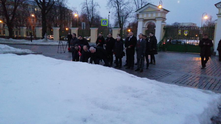 Делегация ЦК КПРФ возложила цветы к памятнику В.И. Ленину у здания Смольного