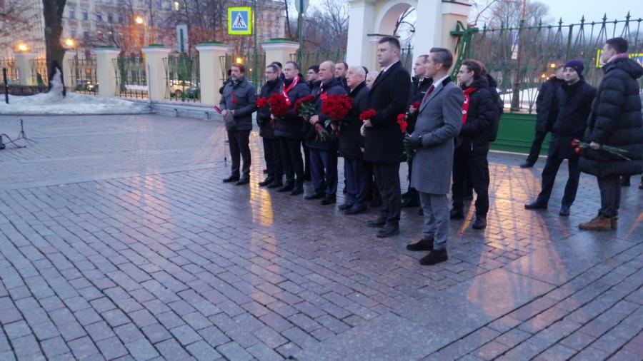 Делегация ЦК КПРФ возложила цветы к памятнику В.И. Ленину у здания Смольного