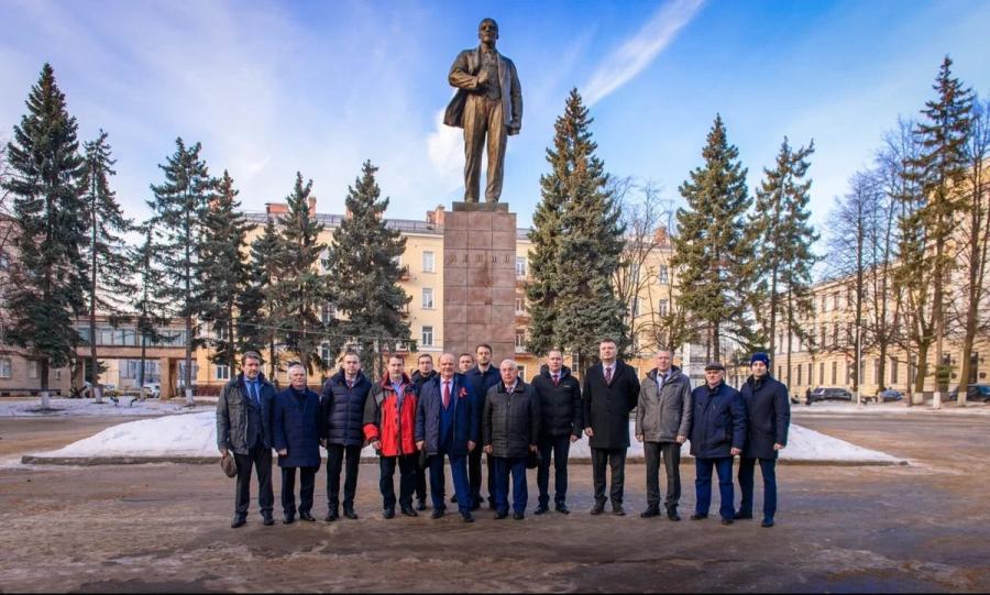 Делегация ЦК КПРФ возложила цветы к памятнику В.И. Ленину на территории Кировского завода