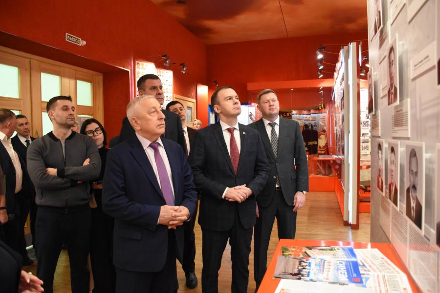Кандидат в Президенты России от КПРФ Николай Харитонов посетил Красноярский машиностроительный завод
