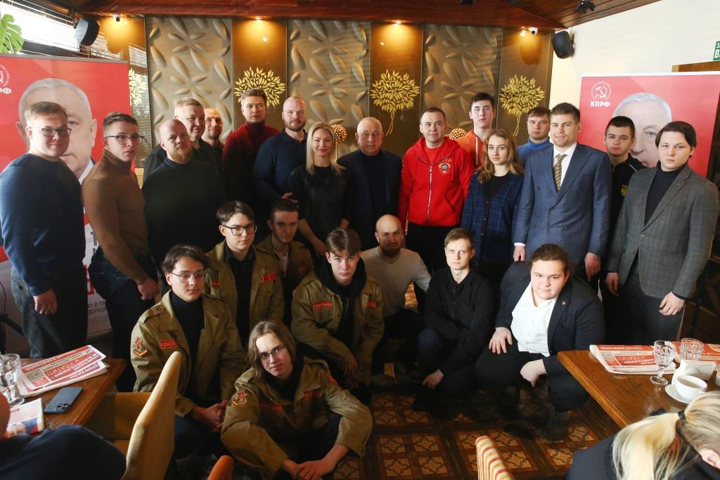 Подмосковные комсомольцы-спортсмены посетили встречу с кандидатом в президенты России Николаем Харитоновым