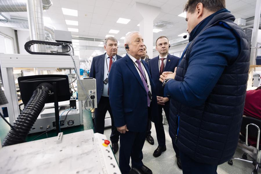 12 февраля кандидат в Президенты от КПРФ Николай Харитонов работает в Калуге