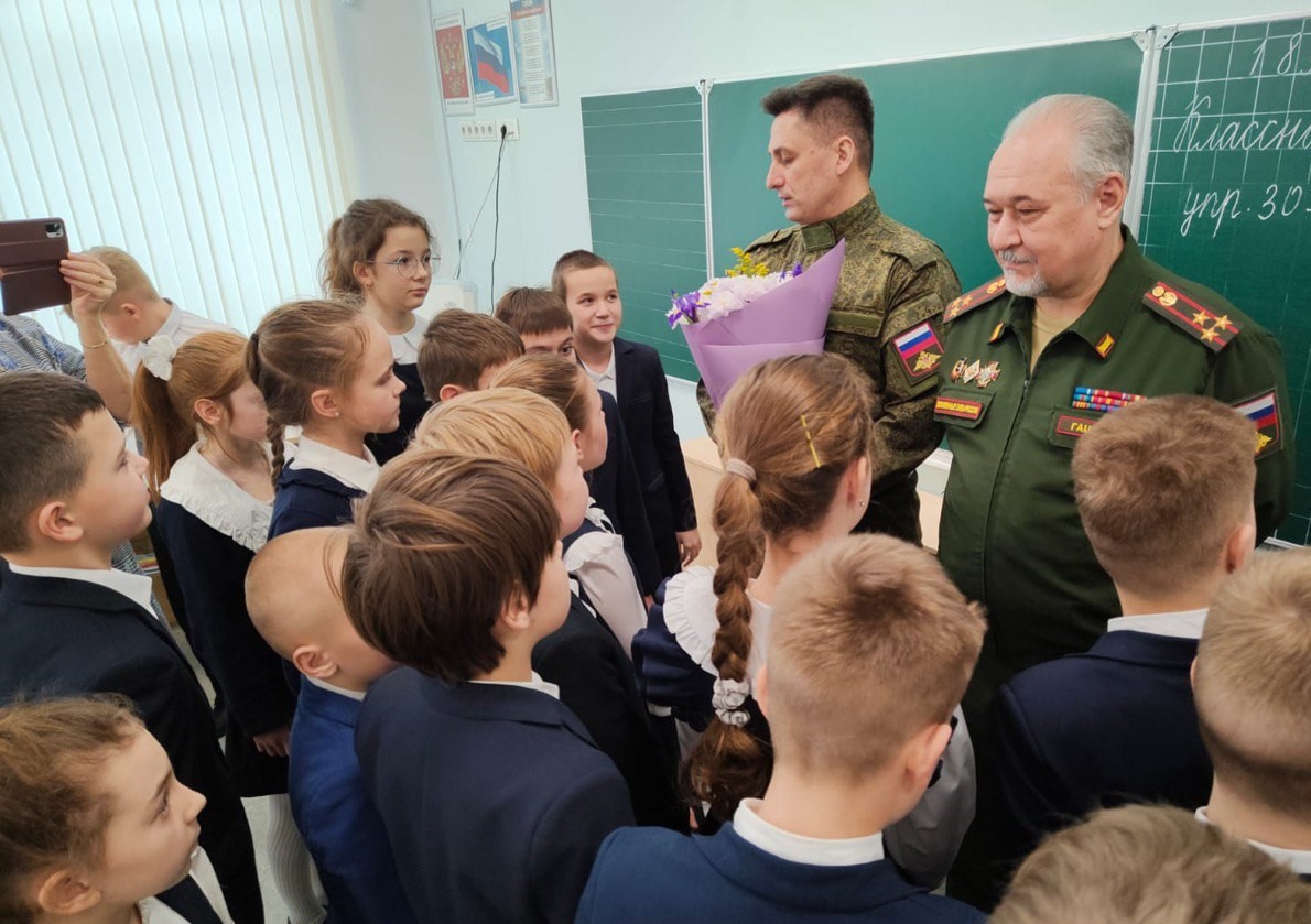 Представители «Союза советских офицеров» провели урок мужества и патриотизма для учащихся гимназии