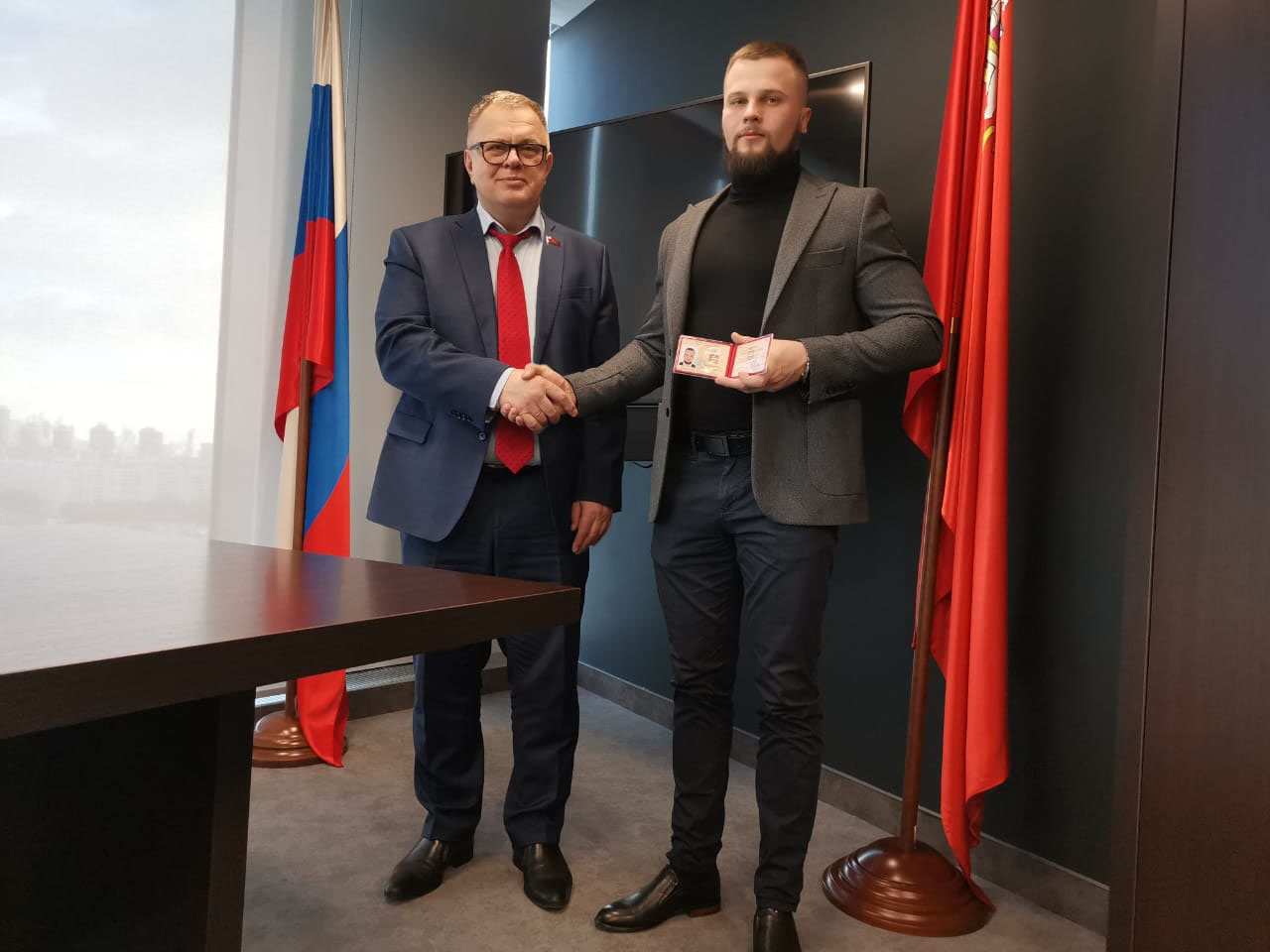 Руководитель фракции КПРФ в Мособлдуме Александр Наумов вручил удостоверения помощников на общественных началах дмитровским коммунистам