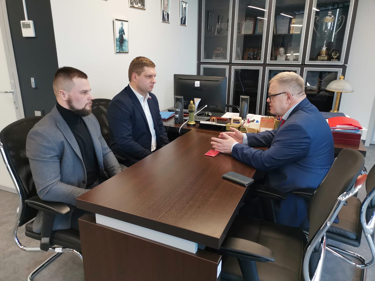 Руководитель фракции КПРФ в Мособлдуме Александр Наумов вручил удостоверения помощников на общественных началах дмитровским коммунистам