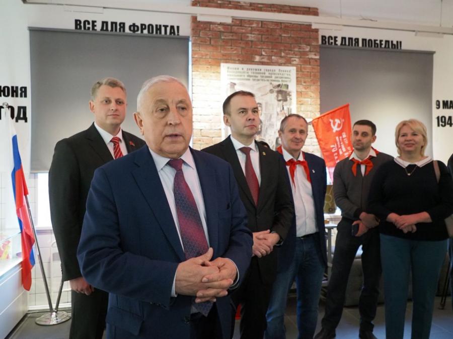 Николай Харитонов принял юных уральцев в пионерию