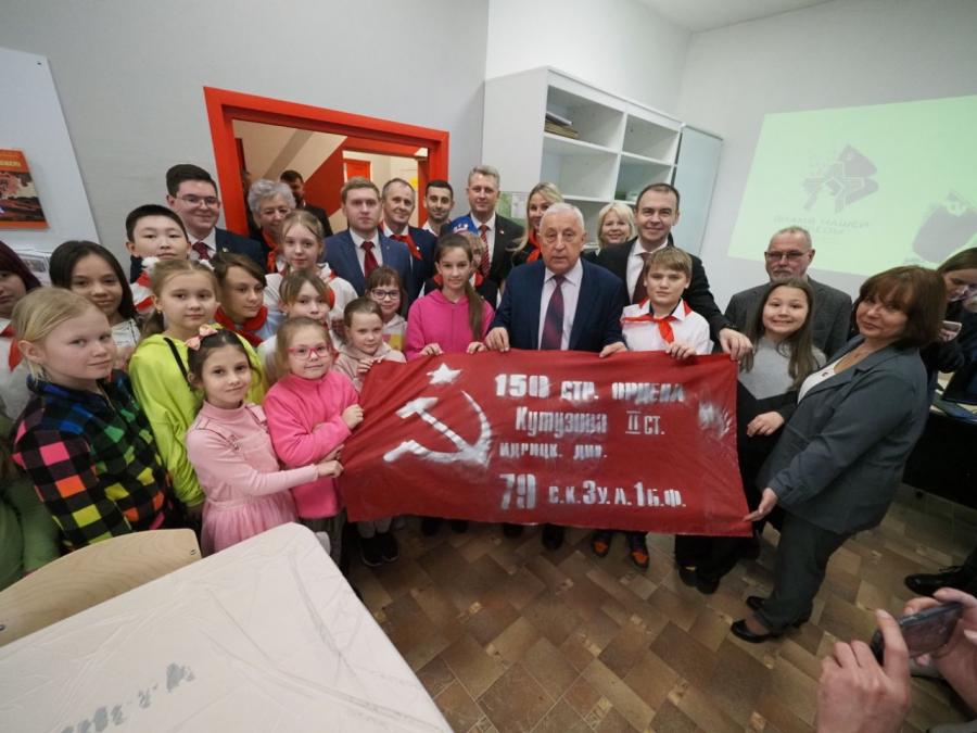 Николай Харитонов принял юных уральцев в пионерию