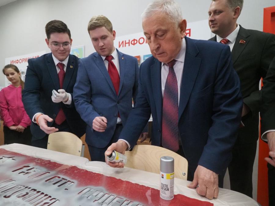 Николай Харитонов принял юных уральцев в пионерию