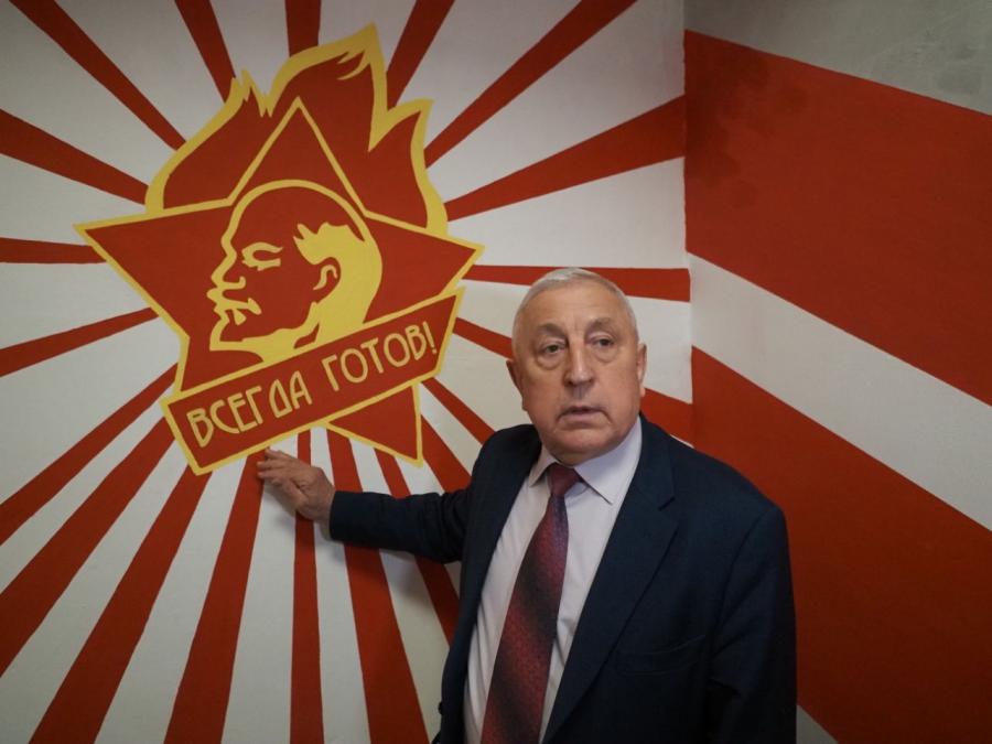 Николай Харитонов принял юных уральцев в пионерию