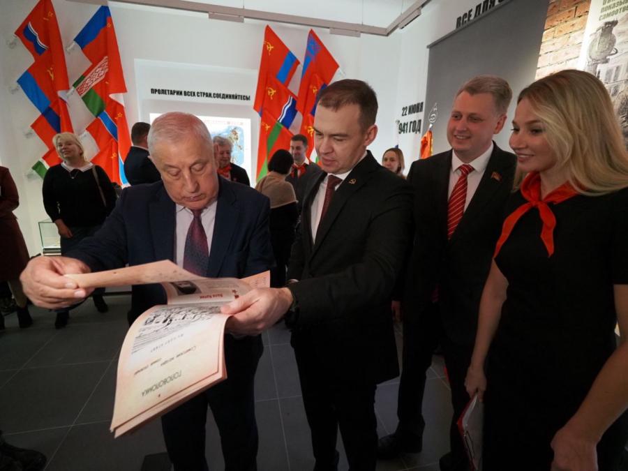 Николай Харитонов принял юных уральцев в пионерию