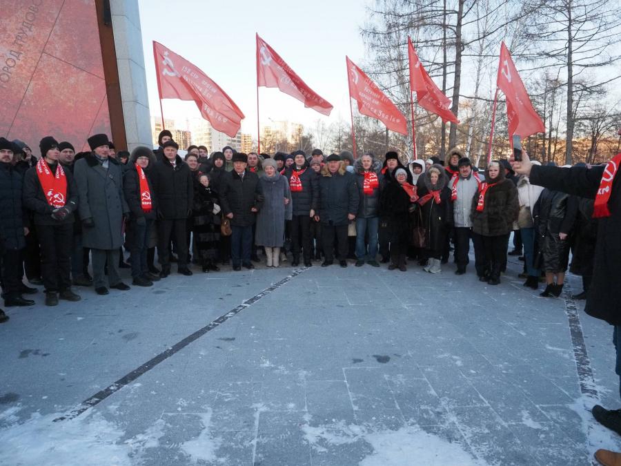 Николай Харитонов возложил цветы к подножию стелы «Город трудовой доблести» в центре Екатеринбурга и передал гуманитарный груз бойцам на фронт