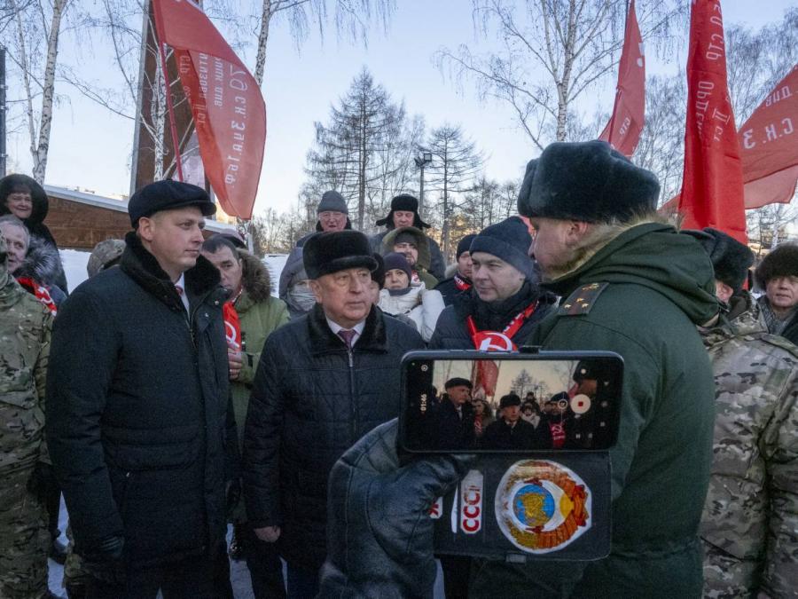 Николай Харитонов возложил цветы к подножию стелы «Город трудовой доблести» в центре Екатеринбурга и передал гуманитарный груз бойцам на фронт