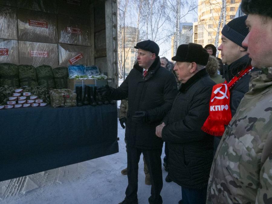 Николай Харитонов возложил цветы к подножию стелы «Город трудовой доблести» в центре Екатеринбурга и передал гуманитарный груз бойцам на фронт