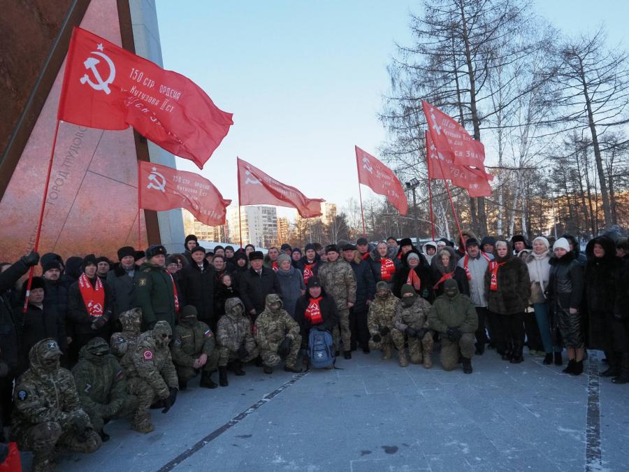 Николай Харитонов возложил цветы к подножию стелы «Город трудовой доблести» в центре Екатеринбурга и передал гуманитарный груз бойцам на фронт