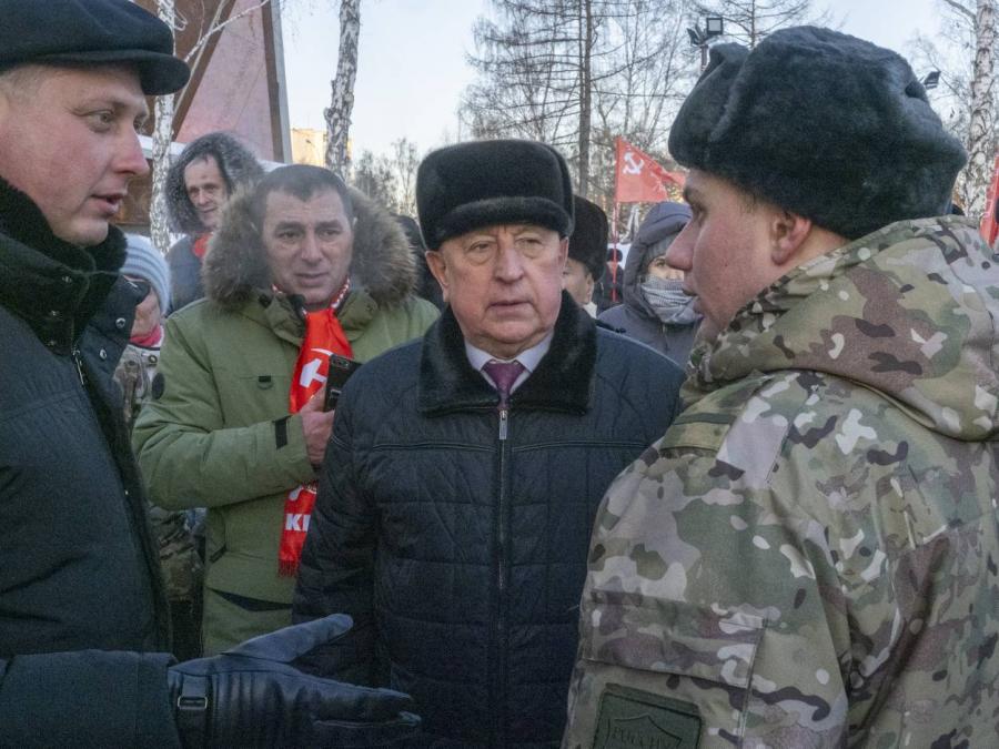 Николай Харитонов возложил цветы к подножию стелы «Город трудовой доблести» в центре Екатеринбурга и передал гуманитарный груз бойцам на фронт