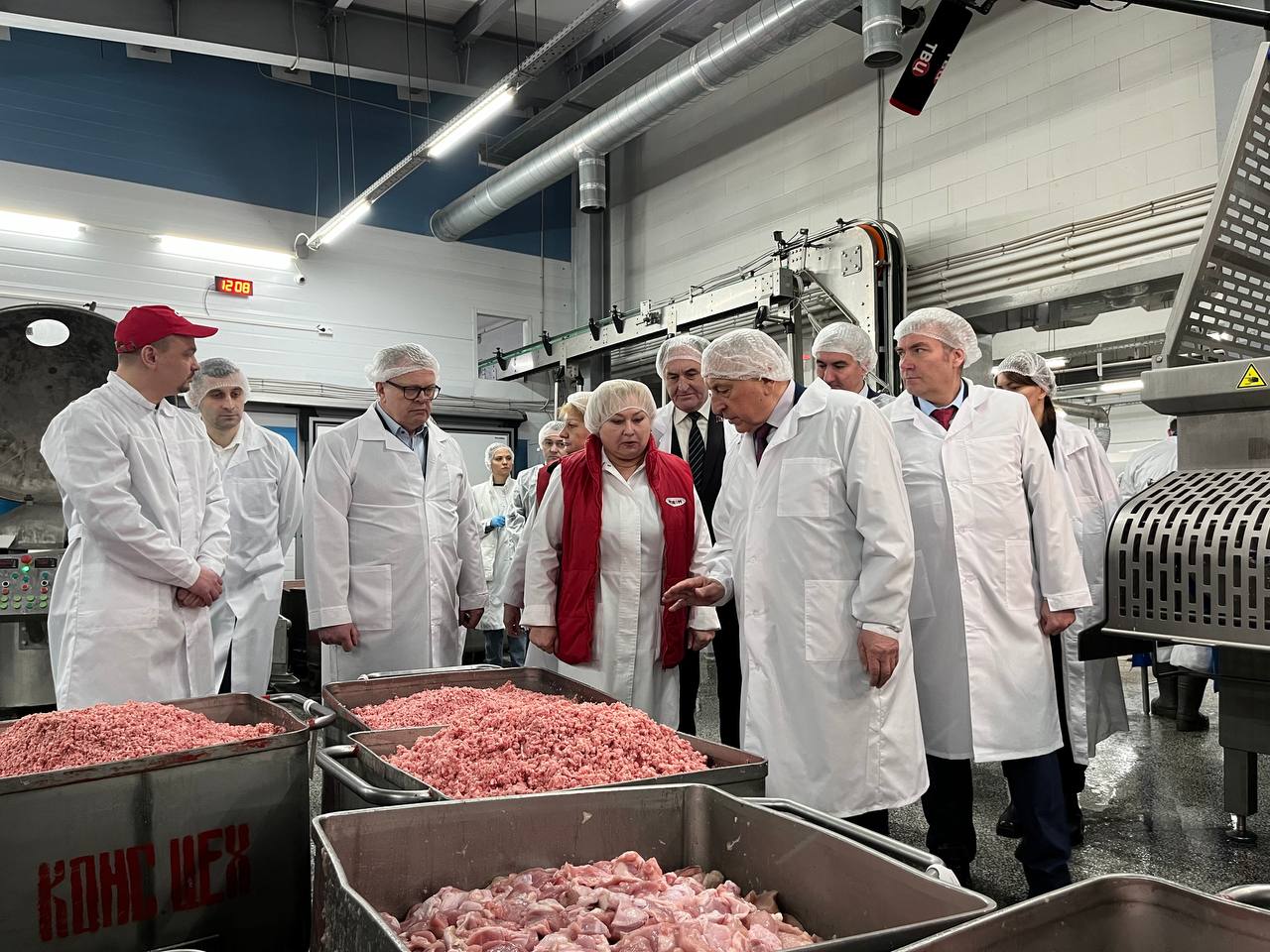 Кандидат на должность президента РФ Николай Харитонов посетил ЗАО «Лыткаринский мясоперерабатывающий завод»