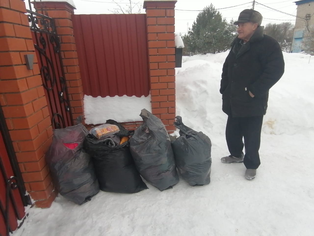 Коммунисты Лотошинского ГК КПРФ побывали в гостях у большой дружной семьи