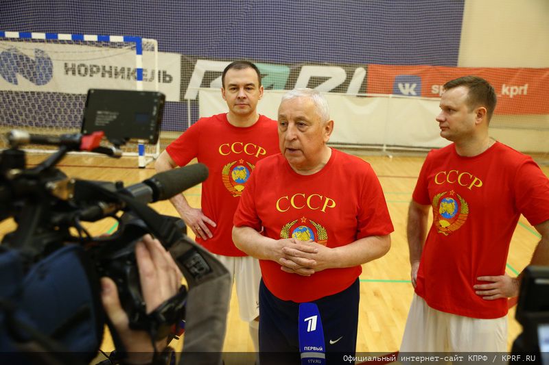 Н.М. Харитонов и Г.А. Зюганов посетили партийную команду КПРФ по мини-футболу