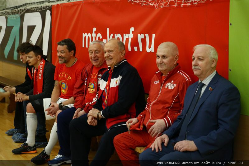Н.М. Харитонов и Г.А. Зюганов посетили партийную команду КПРФ по мини-футболу