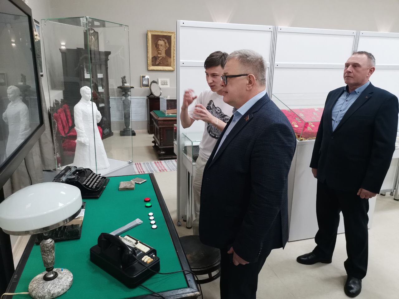 Директор ГЦКД г. Озёр поблагодарила руководителя фракции КПРФ Мособлдумы Александра Наумова за помощь Центру в рамках инициативного бюджетирования