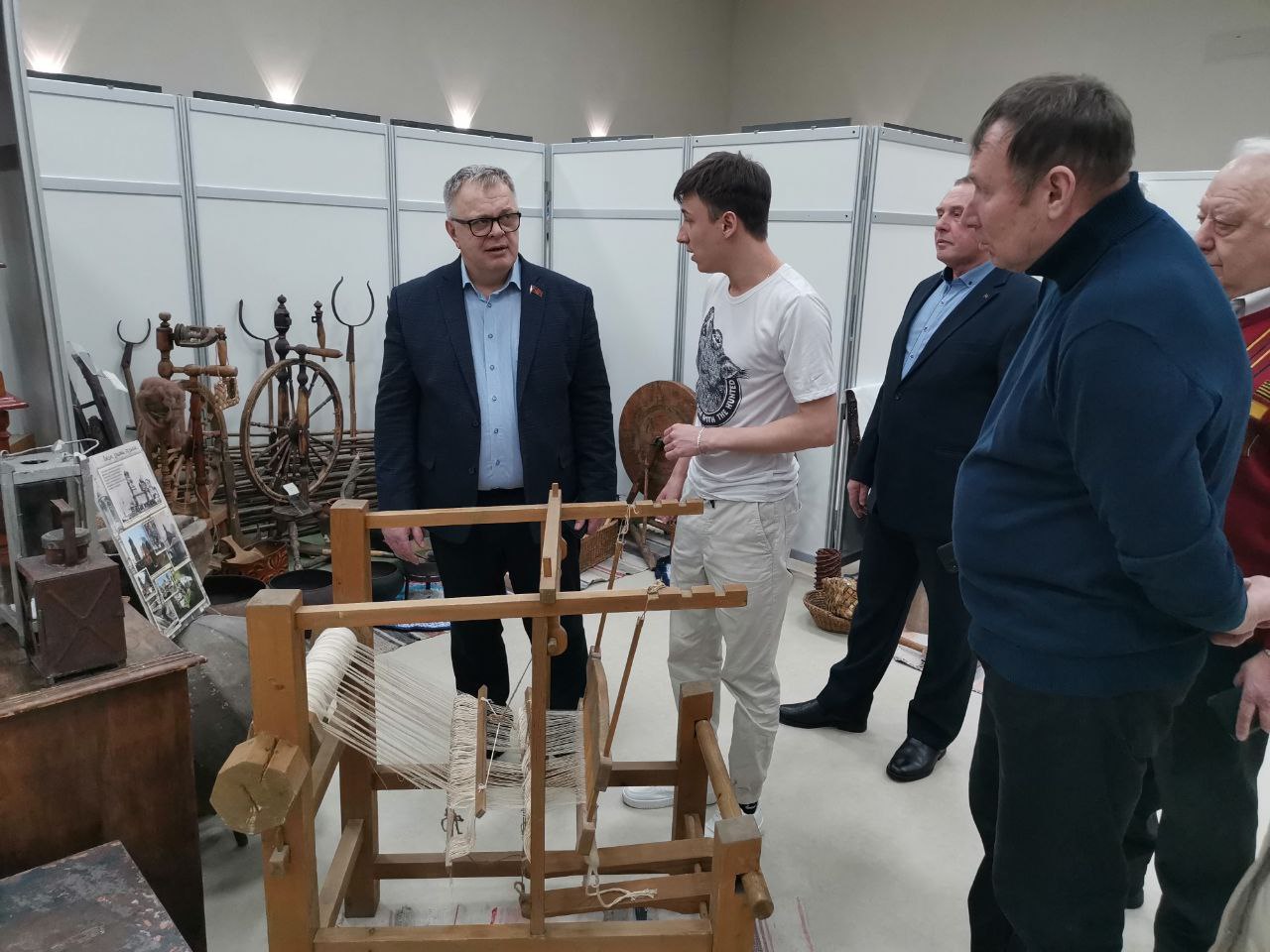 Директор ГЦКД г. Озёр поблагодарила руководителя фракции КПРФ Мособлдумы Александра Наумова за помощь Центру в рамках инициативного бюджетирования