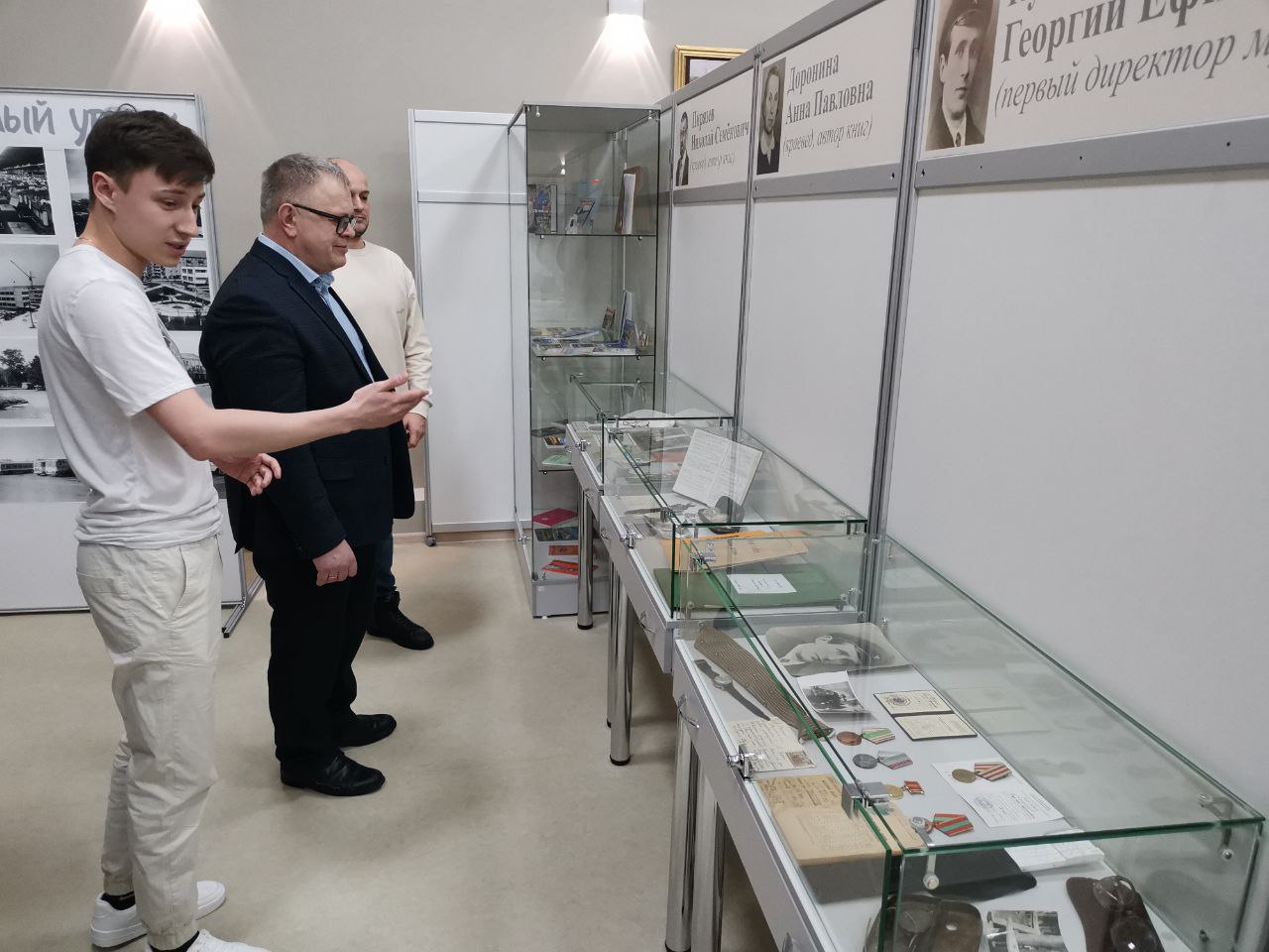Директор ГЦКД г. Озёр поблагодарила руководителя фракции КПРФ Мособлдумы Александра Наумова за помощь Центру в рамках инициативного бюджетирования