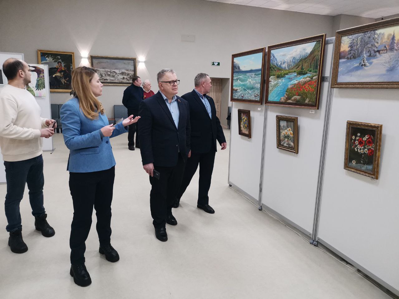 Директор ГЦКД г. Озёр поблагодарила руководителя фракции КПРФ Мособлдумы Александра Наумова за помощь Центру в рамках инициативного бюджетирования