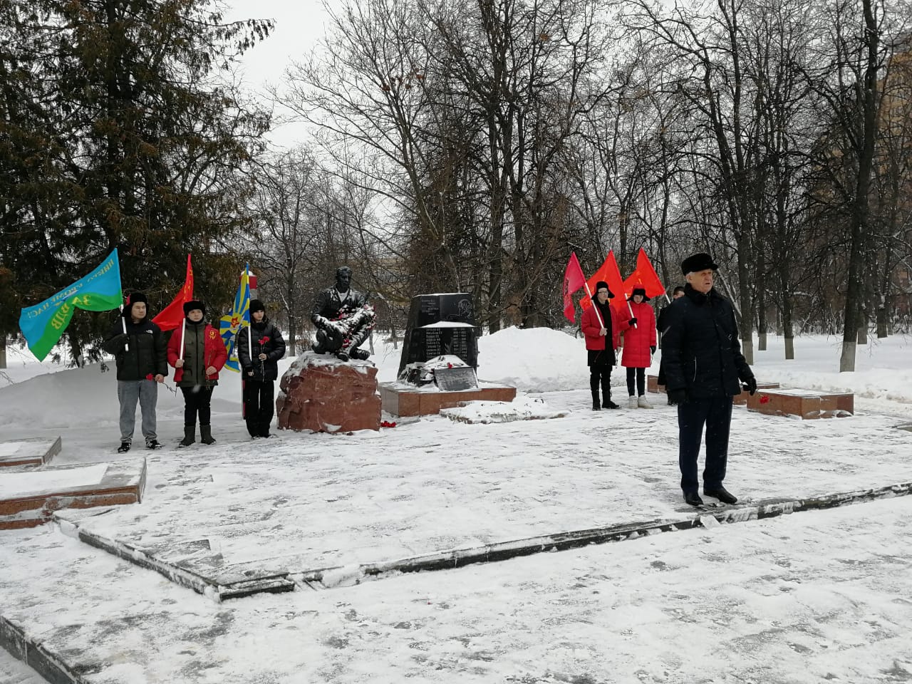 Жуковские коммунисты и комсомольцы приняли участие в митинге, приуроченному ко дню Советской Армии и Военно-Морского флота