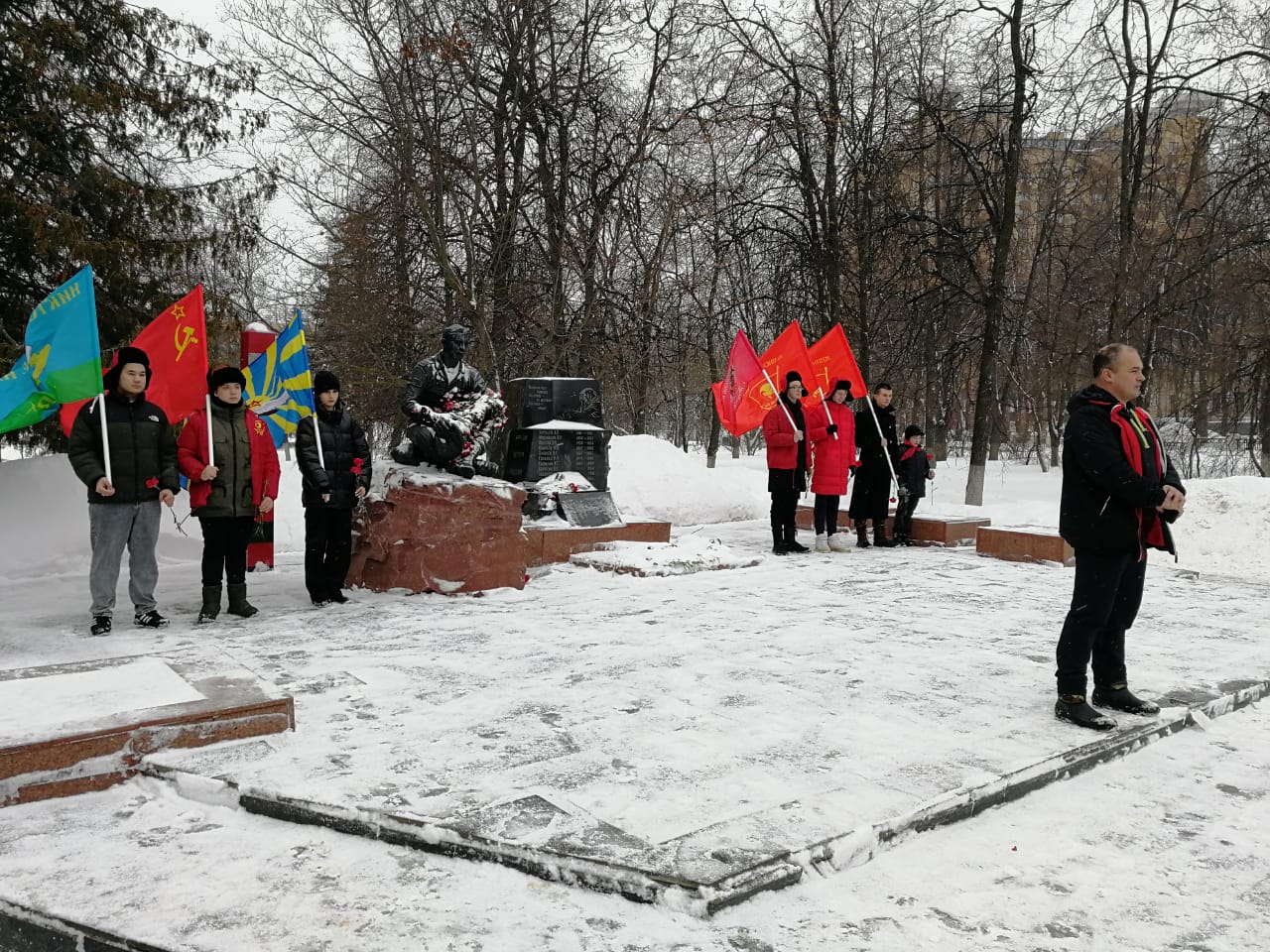 Жуковские коммунисты и комсомольцы приняли участие в митинге, приуроченному ко дню Советской Армии и Военно-Морского флота