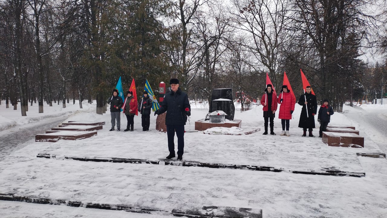 Жуковские коммунисты и комсомольцы приняли участие в митинге, приуроченному ко дню Советской Армии и Военно-Морского флота