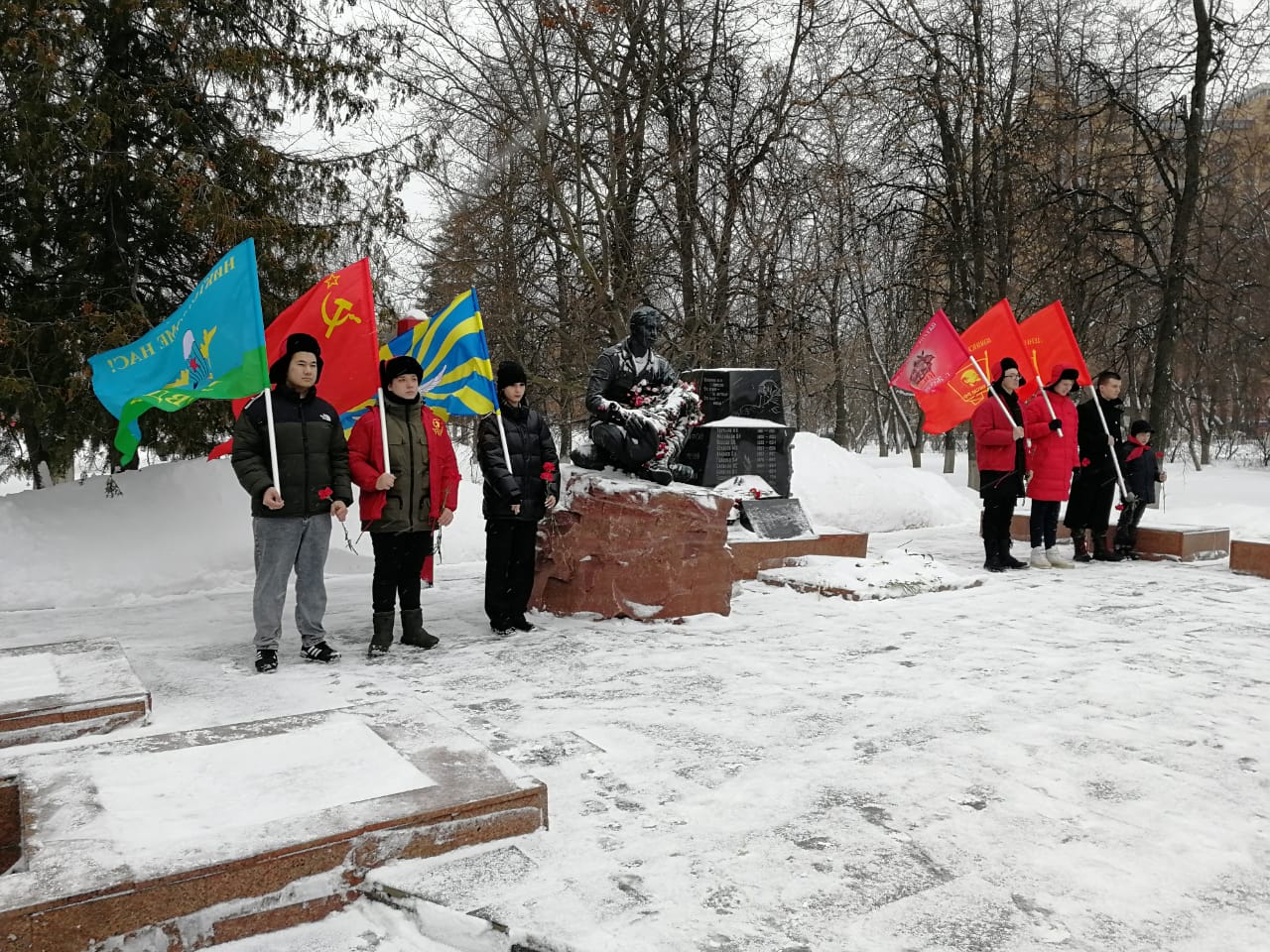 Жуковские коммунисты и комсомольцы приняли участие в митинге, приуроченному ко дню Советской Армии и Военно-Морского флота
