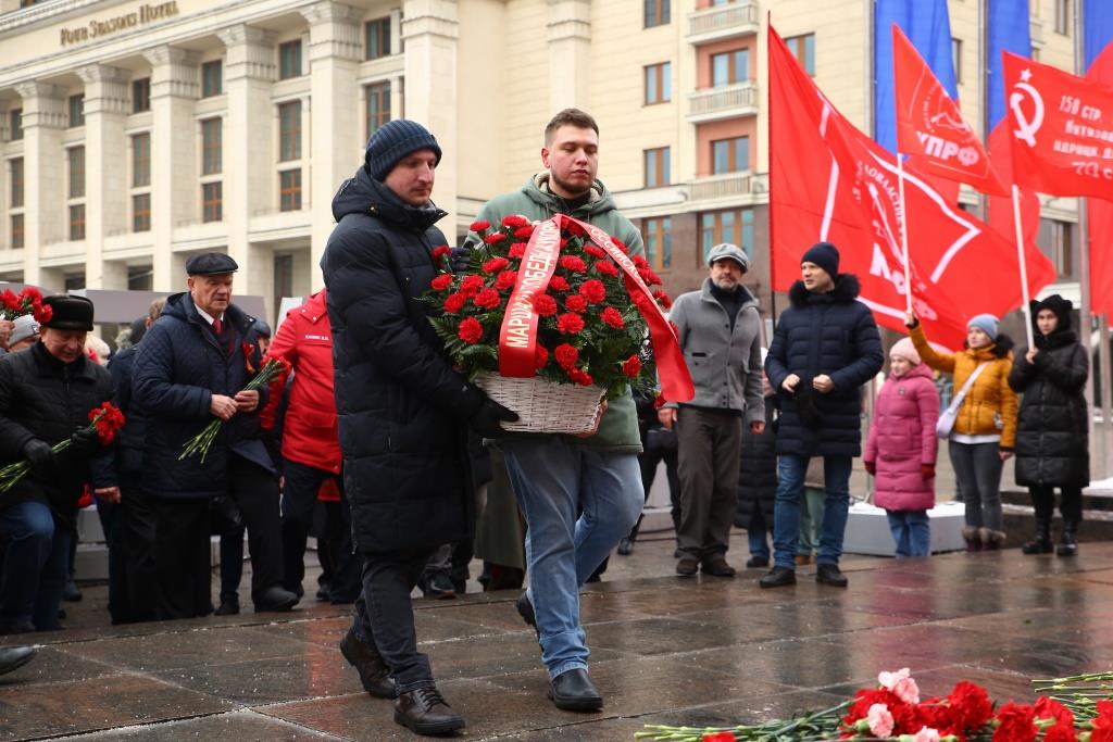 Жуковские коммунисты и комсомольцы приняли участие в митинге, приуроченному ко дню Советской Армии и Военно-Морского флота