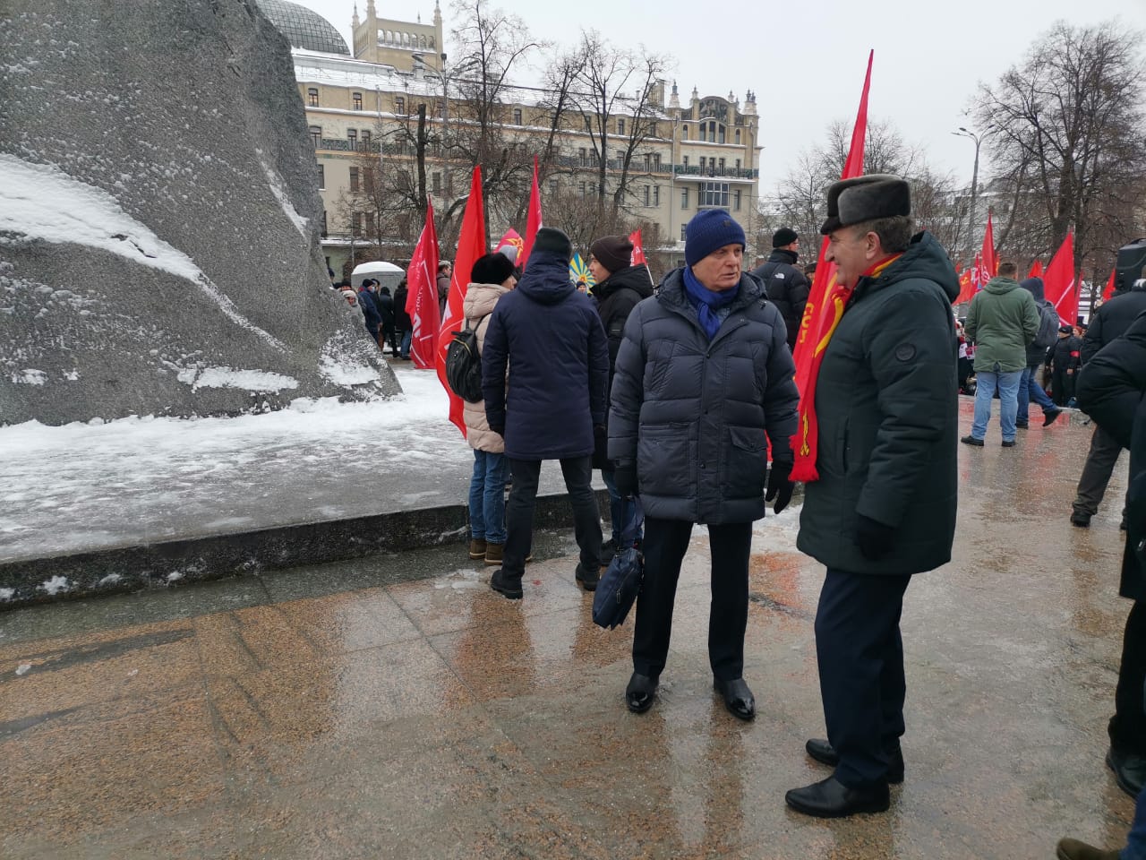 «Или социализм, или варварство и война!»