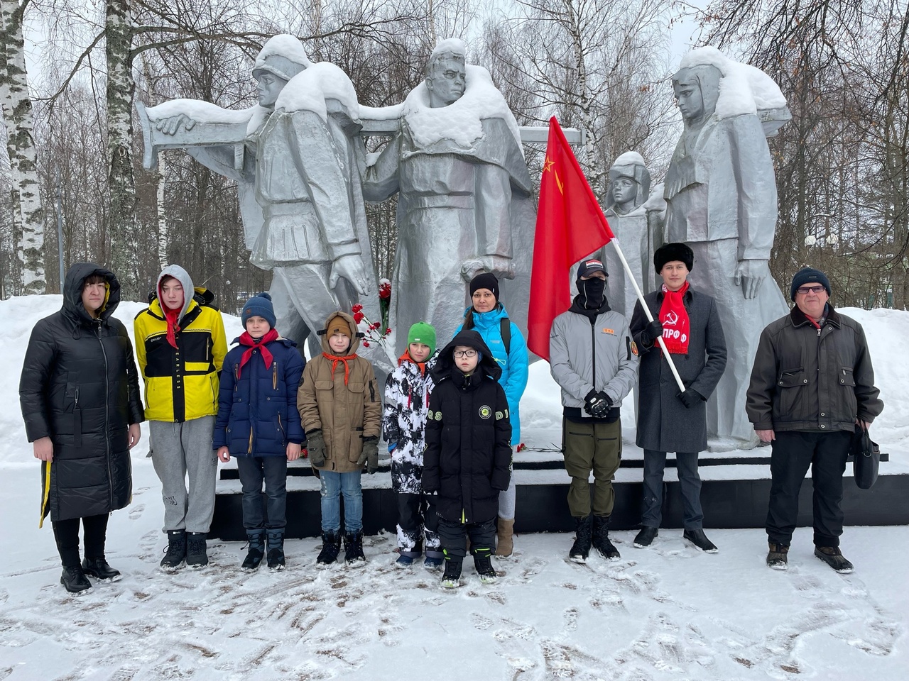 Гвоздики – павшим героям