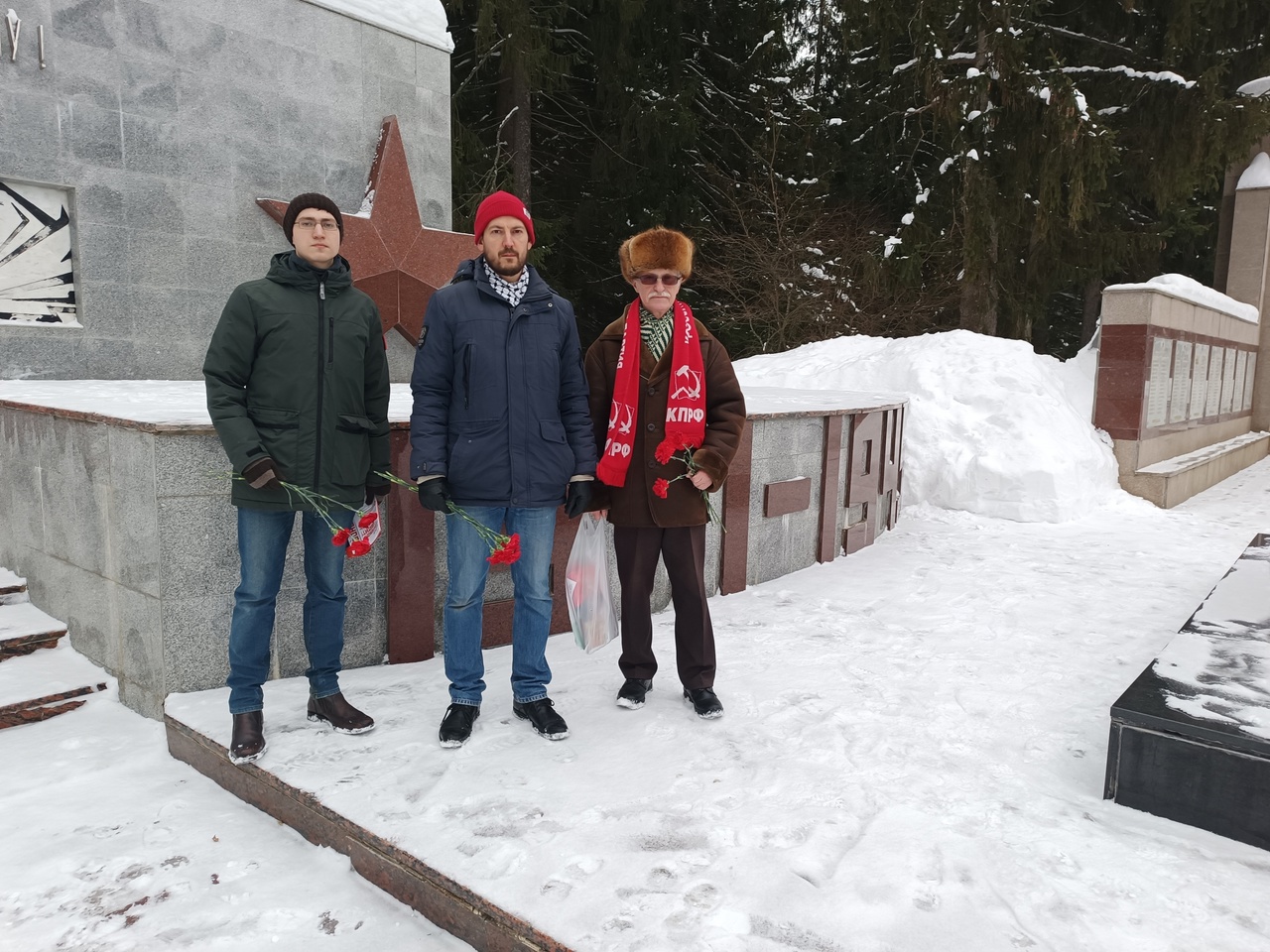 Гвоздики – павшим героям