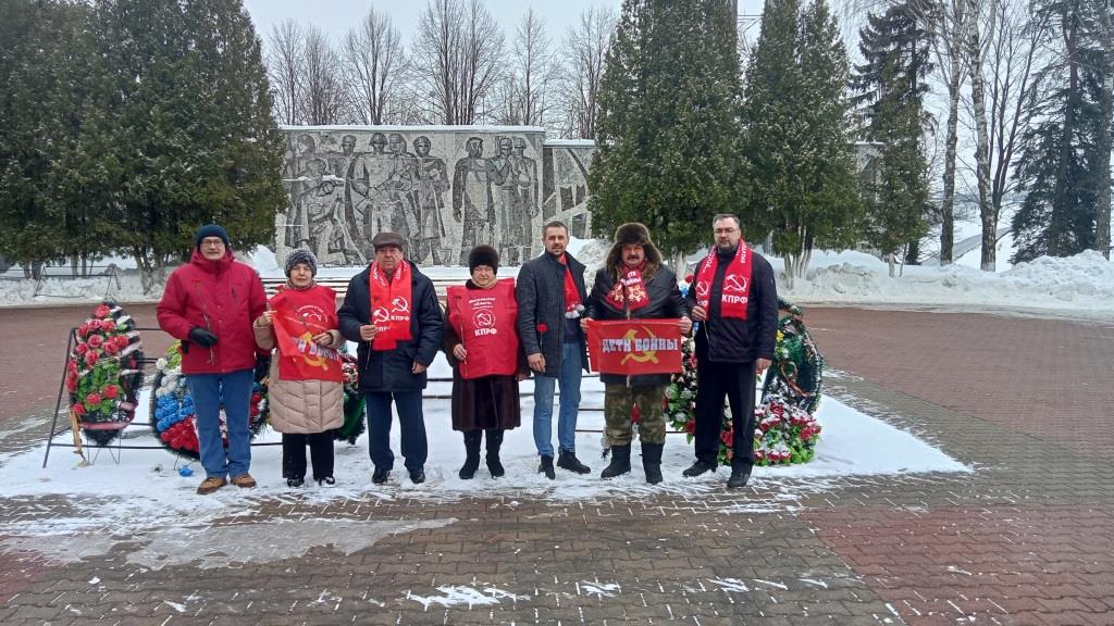 Коммунисты Каширы возложили цветы к обелискам городского округа