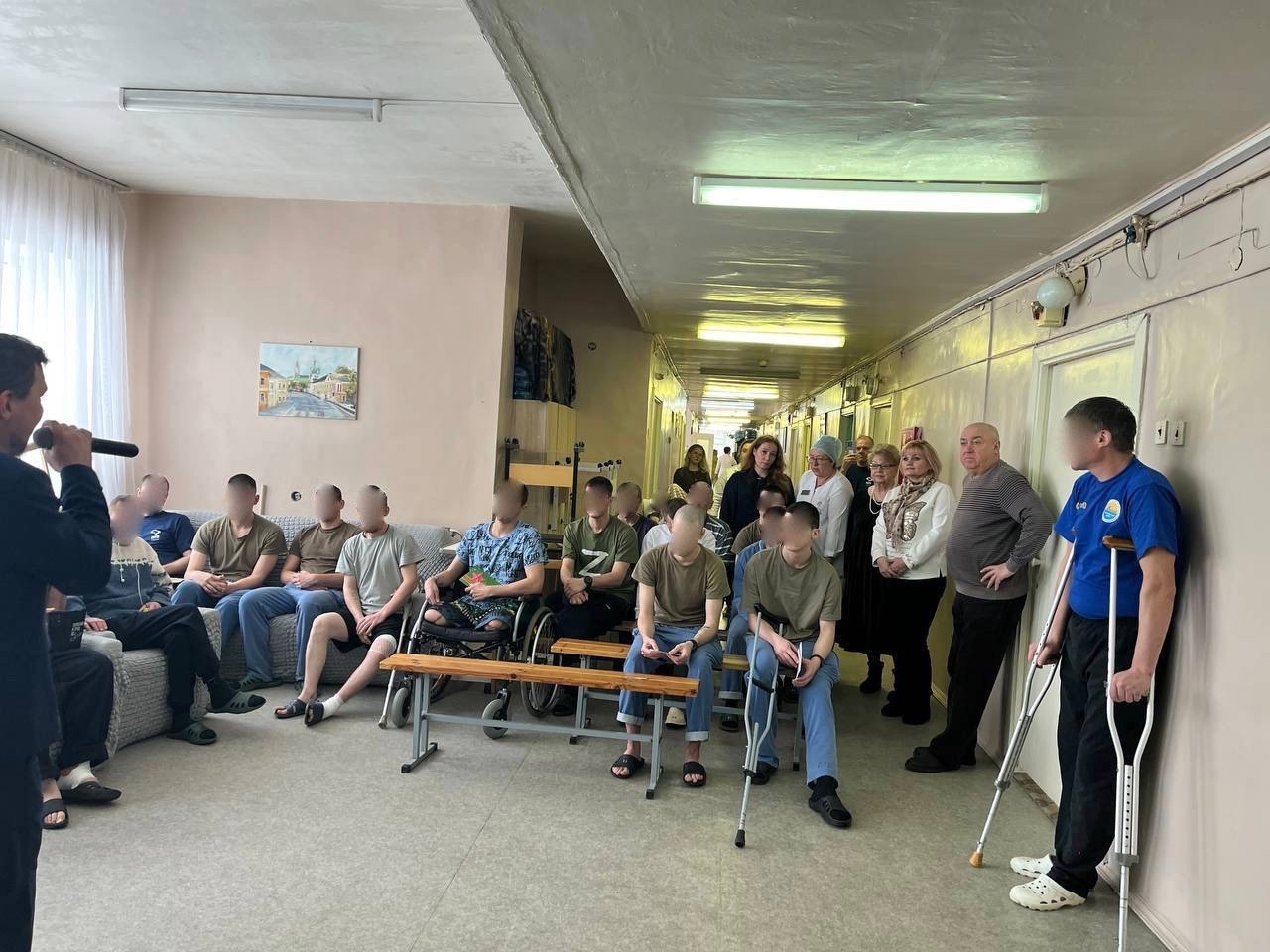 В День защитника Отечества навестили в госпитале раненых участников СВО